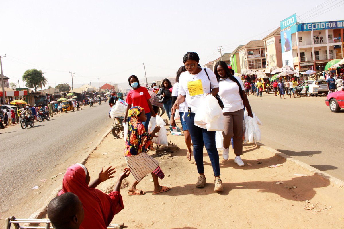 that_blacc_girl's tweet photo. Pictures from the #CommunityChristmasCheer 3!!! They went above and beyond 
They moved from Masaka, to Mararaba to Lugbe, spreading the warmth of festivities round the streets 💕💕💕

The pictures are so much and so beautiful. I may have to do a video edit 🥺💖
�� @AyobamiSugar https://t.co/dHzZR3BXOF