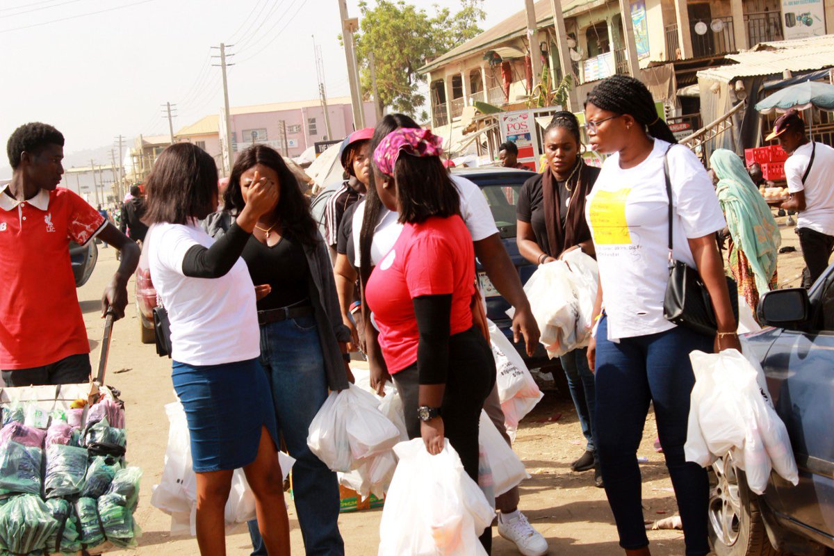 that_blacc_girl's tweet photo. Pictures from the #CommunityChristmasCheer 3!!! They went above and beyond 
They moved from Masaka, to Mararaba to Lugbe, spreading the warmth of festivities round the streets 💕💕💕

The pictures are so much and so beautiful. I may have to do a video edit 🥺💖
�� @AyobamiSugar https://t.co/dHzZR3BXOF