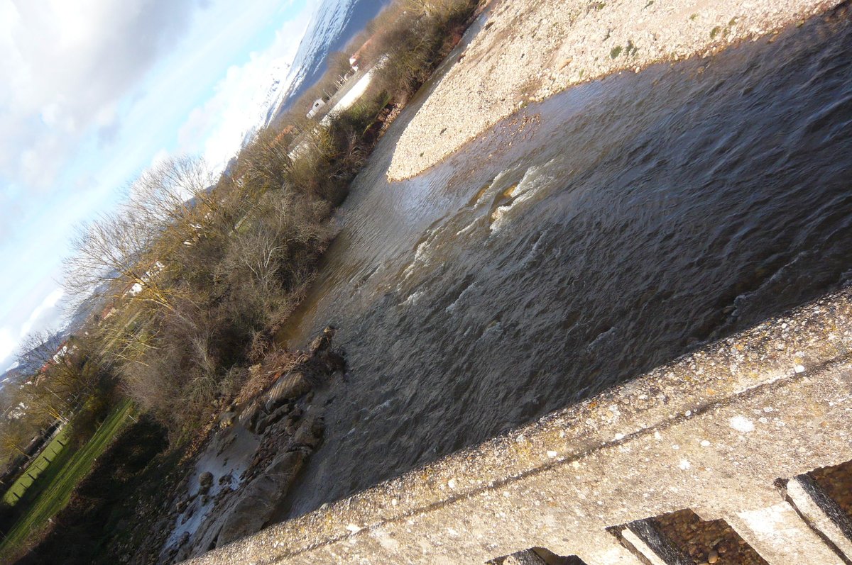CunaEbro's tweet photo. En #CampooDeSuso os proponemos,como en #LaOca,pasear de puente a puente por el carril peatonal.Ver bajar las aguas del Rucebo y del Híjar, fundirse ambos en #Espinilla y rodear el nacimiento del #Ebro en #Villacantid,para después unirse los tres en #Reinosa rumbo al #Meditarráneo https://t.co/sWyfeiMCEm