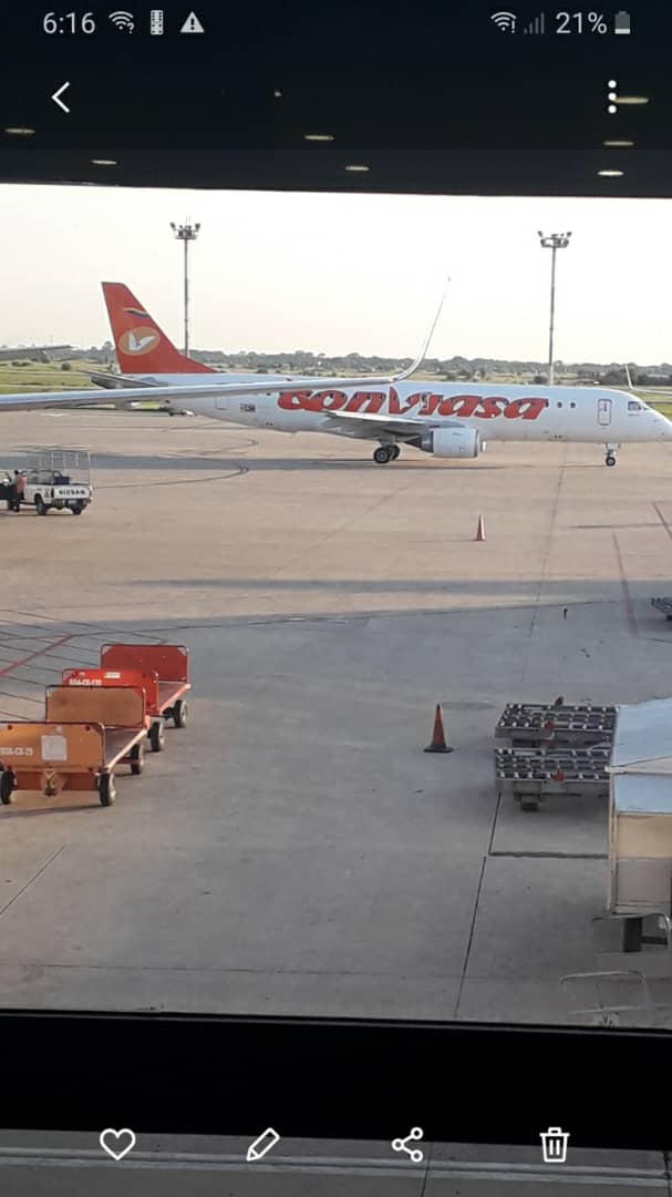 CLGR1984's tweet photo. @LAConviasa saliendo del aeropuerto de bolivia viru viru retornando a ccs con 11 pasajeros los otros 90 pasajeros varados en Bolivia sin ninguna solución ni respuesta. https://t.co/6HH0cS1lq0 https://t.co/KE6BrEEWHU