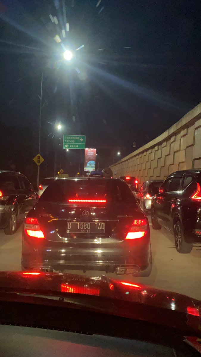 anwiuT's tweet photo. @TMCPolresBogor ini tolong di urai pak! Macet parah! Kaya mau tahun baru https://t.co/jTNdSxTrMc