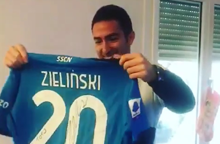 thevolleynews's tweet photo. Un regalo speciale per Totò Rossini: la maglia autografata del #Napoli - https://t.co/Z5KuQuhHWO

#VolleyNews #BartoszBednorz #LeoShoesModena #Natale2021 #PiotrZielinski #SalvatoreRossini #SuperlegaMaschile https://t.co/zfcZP4nkf8