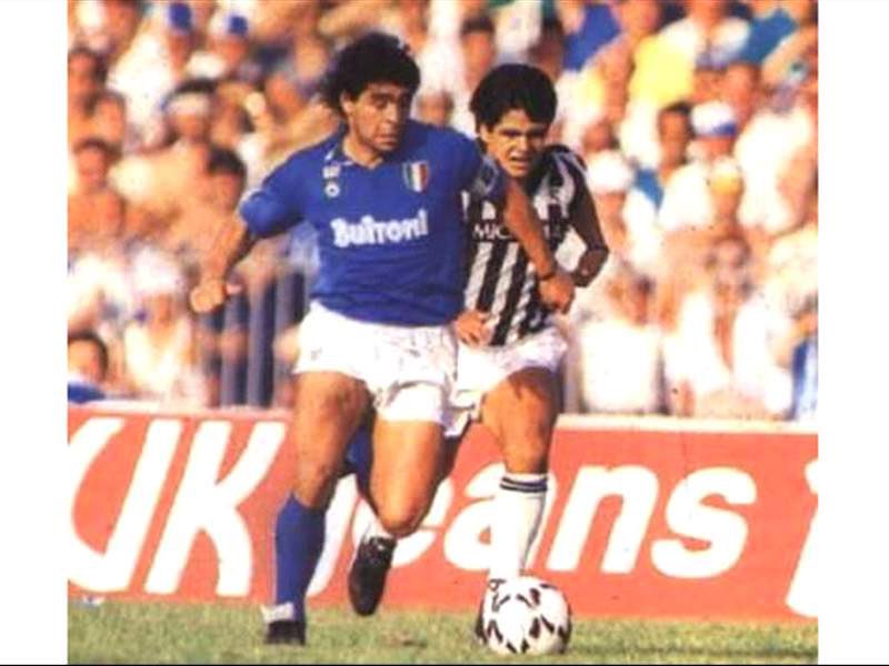 Toni_Padilla's tweet photo. Ha muerto a los 52 años Hugo Maradona, el turco, hermano del Diego. Jugó en medio mundo. Argentinos, el Rayo, Rapid de Viena, Ascoli (se enfrentó a su hermano, en Japón….ahora vivía en Procida, cerca de Nápoles https://t.co/zuf59LI8cJ