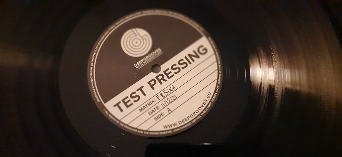 cocinaural's tweet photo. Llegó el test pressing del vinilo #Cocinaural desde @Deepgrooves_ Aquí nos veis en el estudio de #foodandsound escuchándolo, y nuestro querido Rafa Chicano chequeando todo. Sonó muy bien, esperamos que pronto podáis tenerlo en vuestras manos. Mientras: https://t.co/1LzCiSEbS8 😊 https://t.co/nrL9t6UA8q