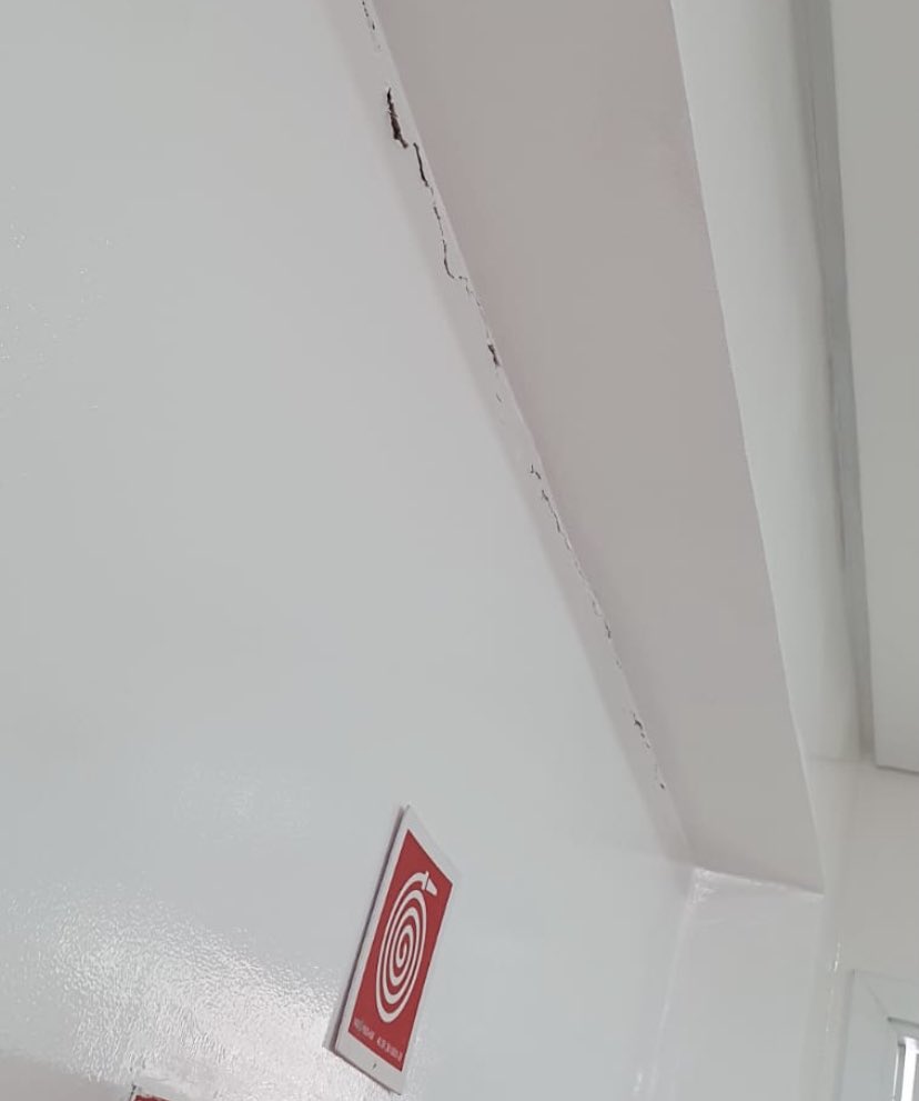 leandrograss's tweet photo. Além de não terem médicos suficientes, as UPAS do Ibaneis são mal feitas. Há poucas semanas, estive na unidade do Paranoá, inaugurada em 18/10, e verifiquei essas rachaduras na estrutura. Seria ótimo se o governador cuidasse da Saúde com o zelo que coloca pisca-pisca na cidade. https://t.co/4qiL25YxDk