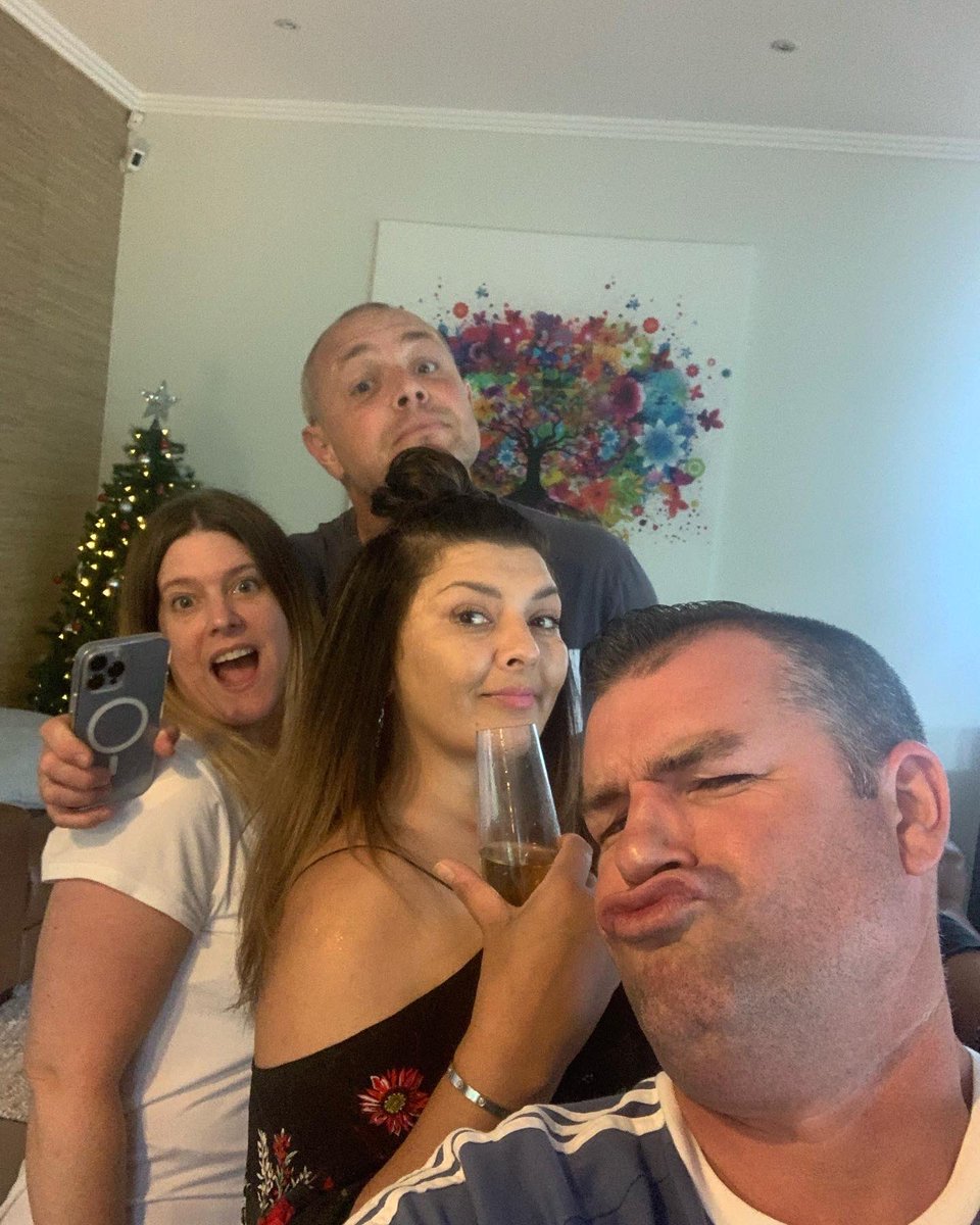 Everybody needs good neighbours🙈🙈💋🙈