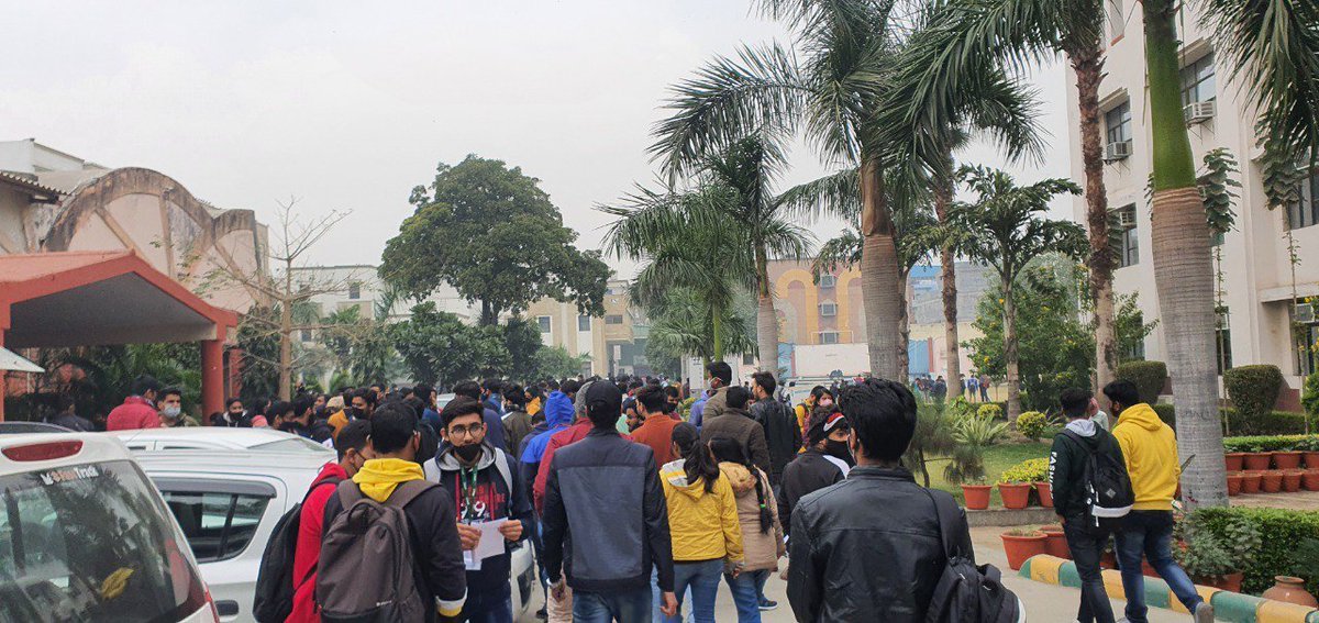Panditainn's tweet photo. So have a look at @AKTU_Lucknow Covid-19 protocol and precautions for their students....how wonderful! Be ready for it's consequences everyone.

#AKTUStudentsLiveMatters 
#एकेटीयू_ऑनलाइन_परीक्षा https://t.co/tR7HMiqoqL