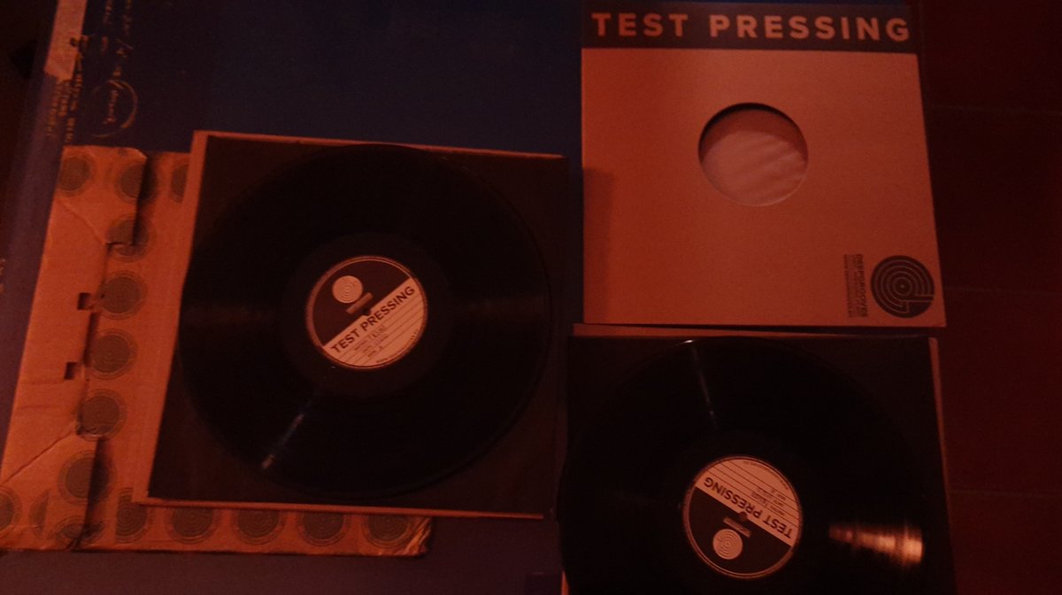 cocinaural's tweet photo. Llegó el test pressing del vinilo #Cocinaural desde @Deepgrooves_ Aquí nos veis en el estudio de #foodandsound escuchándolo, y nuestro querido Rafa Chicano chequeando todo. Sonó muy bien, esperamos que pronto podáis tenerlo en vuestras manos. Mientras: https://t.co/1LzCiSEbS8 😊 https://t.co/nrL9t6UA8q