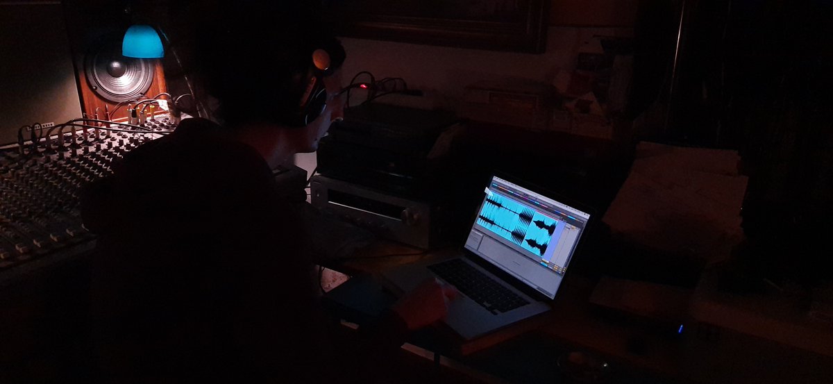 cocinaural's tweet photo. Llegó el test pressing del vinilo #Cocinaural desde @Deepgrooves_ Aquí nos veis en el estudio de #foodandsound escuchándolo, y nuestro querido Rafa Chicano chequeando todo. Sonó muy bien, esperamos que pronto podáis tenerlo en vuestras manos. Mientras: https://t.co/1LzCiSEbS8 😊 https://t.co/nrL9t6UA8q