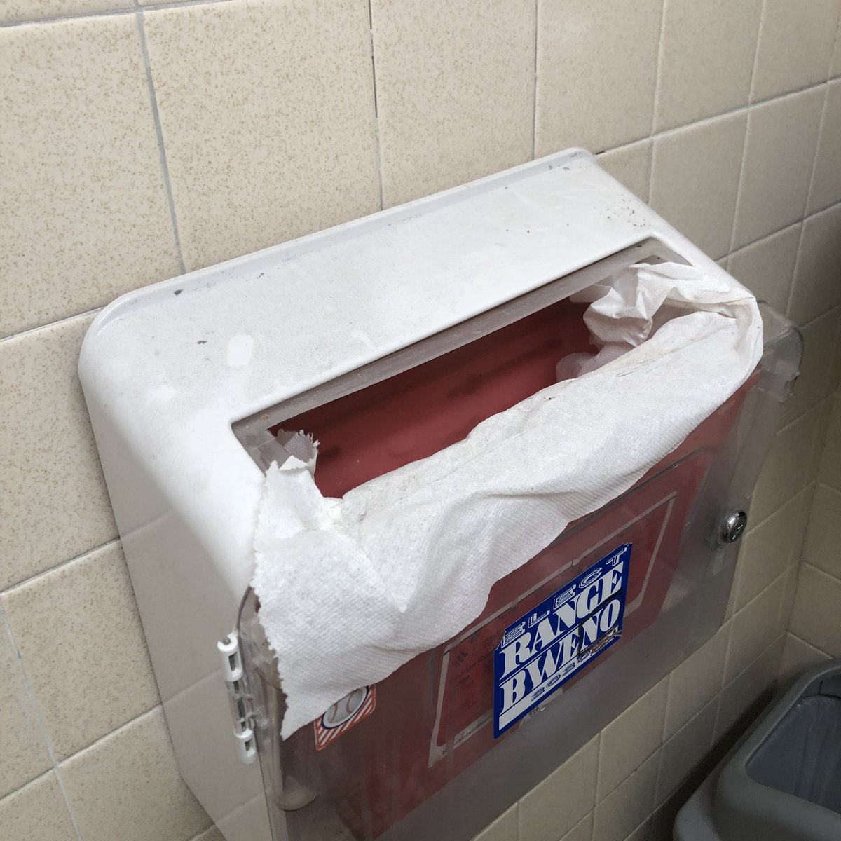RealPrimalEye's tweet image. Come on @Speedway, we know you’re restrooms will never be as nice as @KwikTrip but come on. You can do better than this… exposed electrical wiring and a broken sharps container in the St Paul, MN store. This is unacceptable!