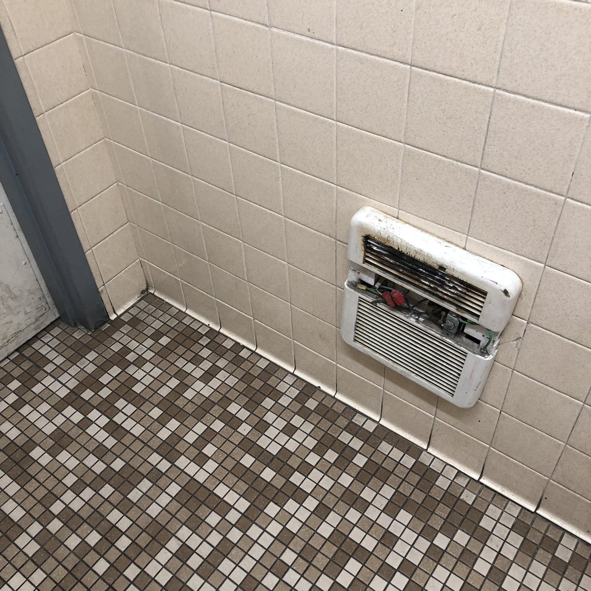 RealPrimalEye's tweet image. Come on @Speedway, we know you’re restrooms will never be as nice as @KwikTrip but come on. You can do better than this… exposed electrical wiring and a broken sharps container in the St Paul, MN store. This is unacceptable!