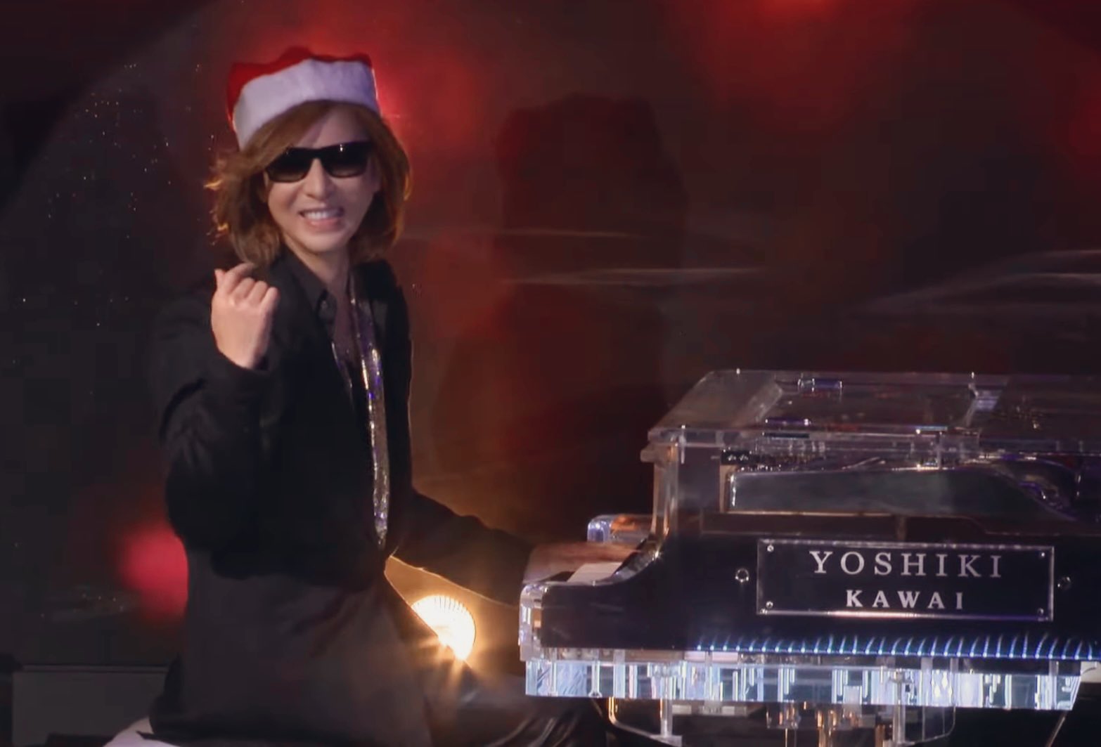 Yoshiki Yoshiki サンタ姿で圧巻のピアノ生演奏 Xjapan の名曲 Foreverlove 披露 オリコン Yahoo Japan T Co S7tvsputqd Twitter