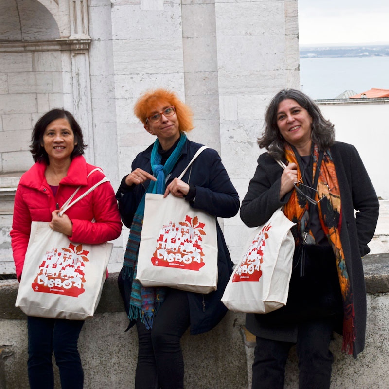 getLISBON's tweet photo. 💯 Limited edition of 100 units!
😊 To get this unique getLISBON tote bag, illustrated by Isa Silva, all you have to do is support us with a donation of €14.
DM us to get yours!
More info: https://t.co/ClPOTS0OKP
.
#lisboa #getLISBON #totebag #isasilva #saco #souvernirlisboa https://t.co/tiMhLBi3A1