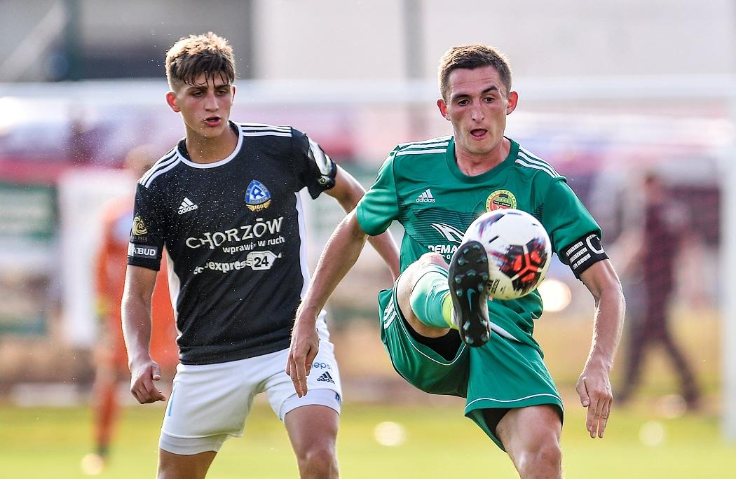 SportSlaski's tweet image. W ciągu niespełna półtora roku, Tomasz Neugebauer zanotował przeskok z III Ligi do klubu PKO Ekstraklasy ‼👏 Tym samym pomocnik stał się kolejnym przykładem piłkarza udowadniającego, że praca z młodzieżą w @ruchchorzow1920 idzie w dobrym kierunku ⚽⤵️

sportslaski.pl/.../winda-do-n…...