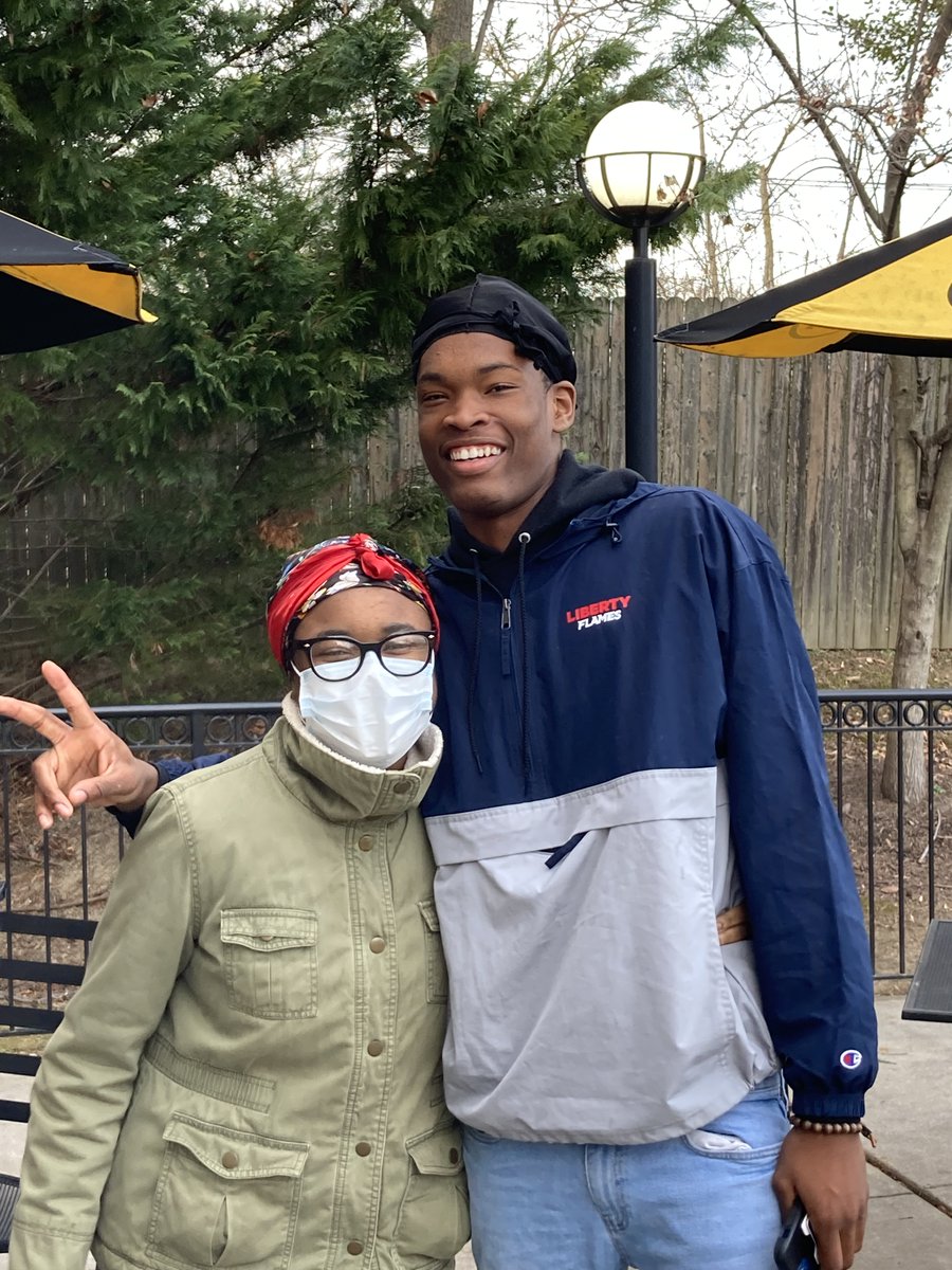 CollegeDelaware's tweet photo. DCS sibling love!

While it may have taken us a few photos to finally get a good one 😂, it was so nice seeing @delcastle_ths alums Emountey and Amari!

Good luck next semester as you continue to work hard at @LibertyU ! https://t.co/Lu9FSXHynC