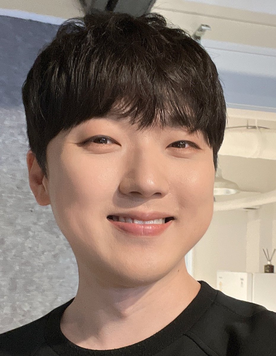 웃을때 입동굴 생기는거 너무 예뻐