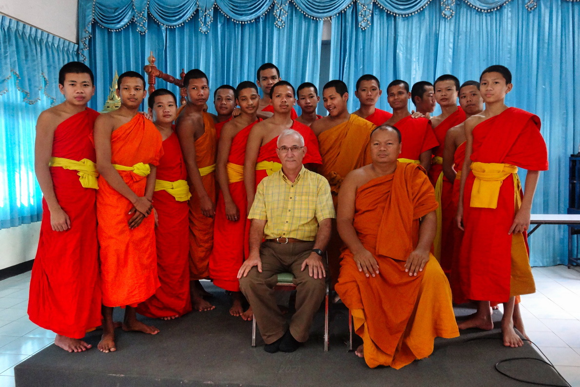 Reunió amb la comunitat de monjos budistes la vigília que em nomessin abat del monestir. Tailàndia.