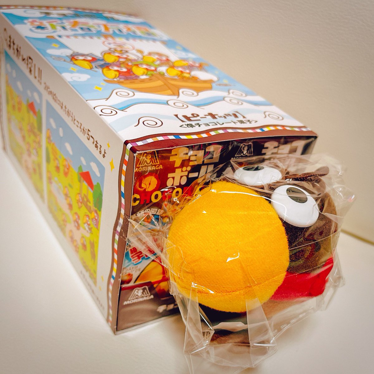 pokoxpon's tweet photo. キョロちゃんのぬいぐるみが付いてるチョコボールが売ってたから買ってきた！
新春万福ってお正月っぽいこと書いてあるけど待てないしもう食べちゃうーｗ
まぁまぁ値段するなと思ったらチョコボールも20個も入ってた。
金のエンゼルか銀のエンゼル出ると良いな。
#チョコボール #キョロちゃん https://t.co/DYrDhseGV1