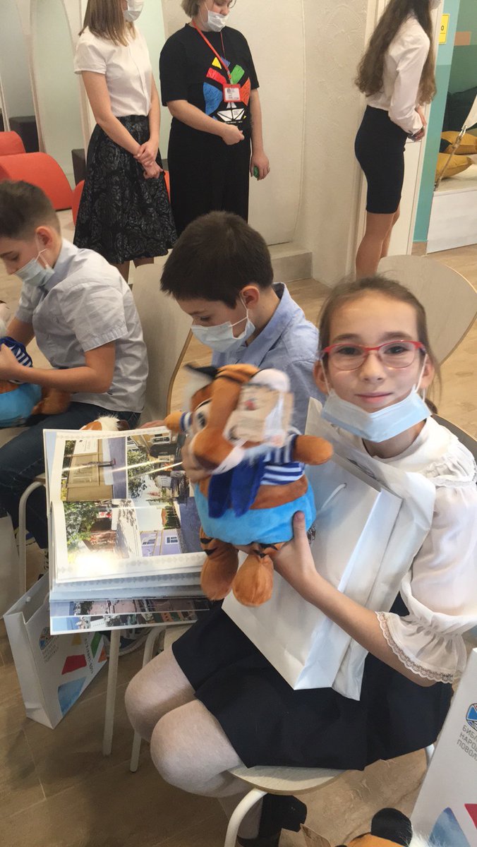 imangulova_a's tweet photo. Сегодня состоялось торж. открытие Библиотеки народов Поволжья. Обуч. 5б класса @school63samara участвовали в мастер-классах. Губернатор @Azaroff_D, глава городского округа Самара @E_Lapushkina,  и депутат Государственной Думы @Khinshtein вручили читат. билеты и памятные подарки. https://t.co/79qrV88CaF