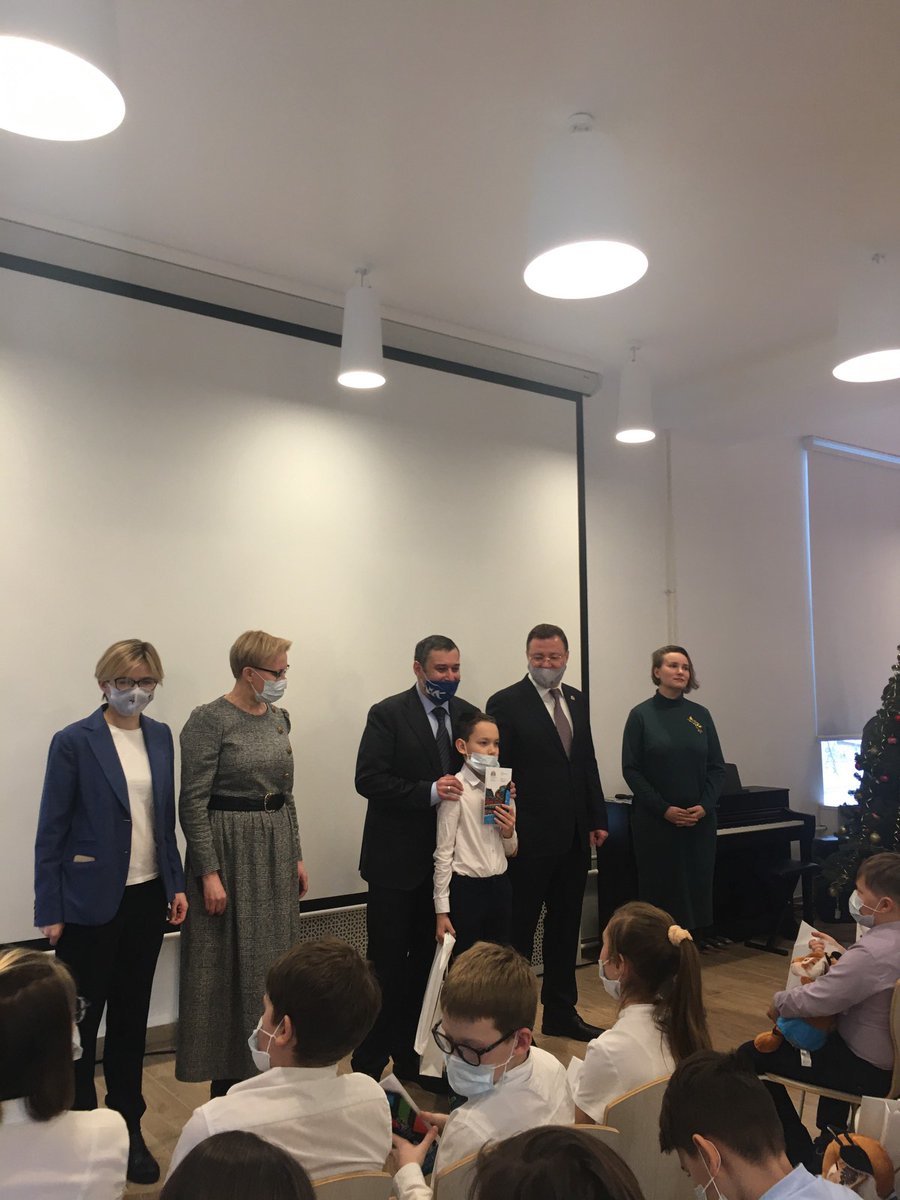 imangulova_a's tweet photo. Сегодня состоялось торж. открытие Библиотеки народов Поволжья. Обуч. 5б класса @school63samara участвовали в мастер-классах. Губернатор @Azaroff_D, глава городского округа Самара @E_Lapushkina,  и депутат Государственной Думы @Khinshtein вручили читат. билеты и памятные подарки. https://t.co/79qrV88CaF