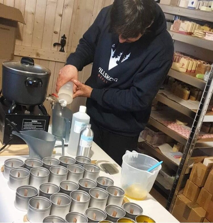 voscompanydevon's tweet photo. What do you do when you’ve not seen your son and his girlfriend for two and a half years?…..set them to work in the workshop - obviously 😂 So grateful for their help 🙏🤗

#vosdevon #familysupport #happydays #EarlyBiz #naturalskincare #veganorganic #handmadeproducts https://t.co/qHddNHrfuG