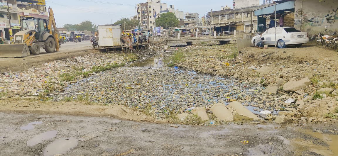 BotadNagarpali3's tweet photo. River cleaning near jyotigram circle @AhmedabadRcm https://t.co/oSYaWVedpU
