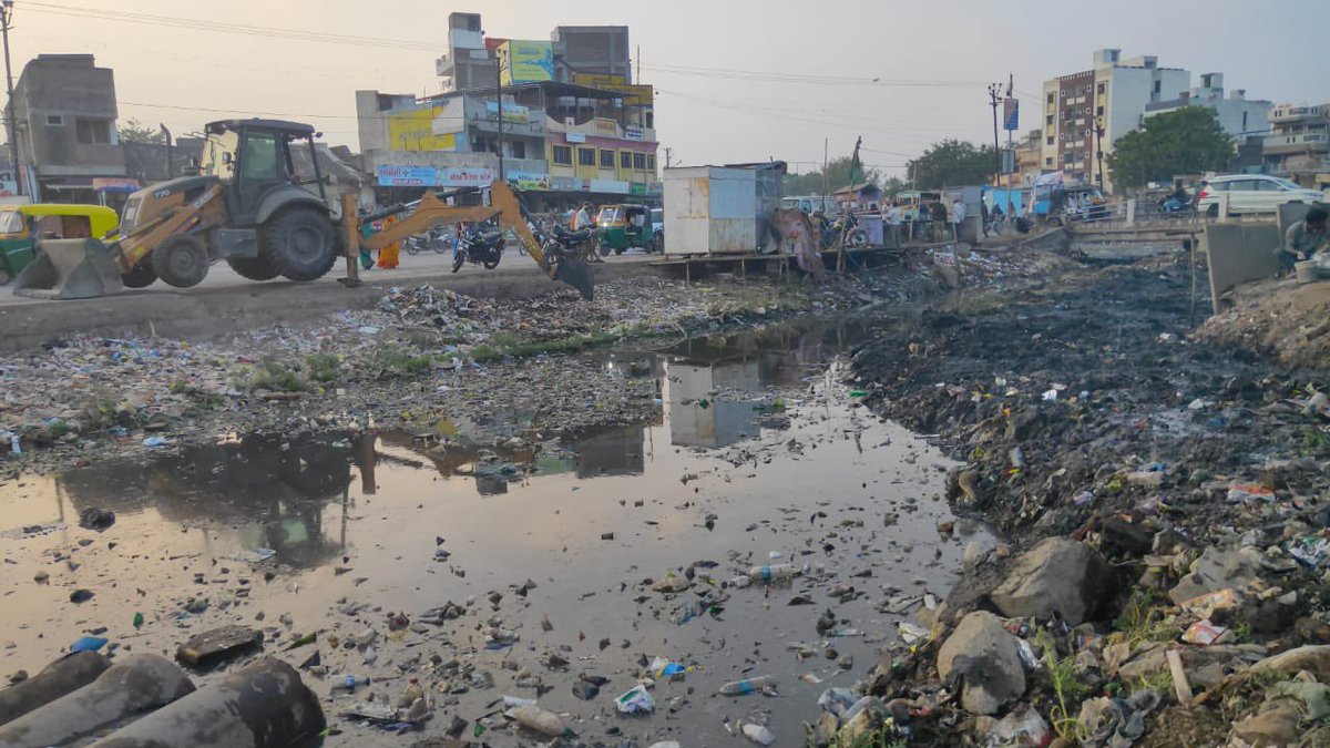 BotadNagarpali3's tweet photo. River cleaning near jyotigram circle @AhmedabadRcm https://t.co/oSYaWVedpU