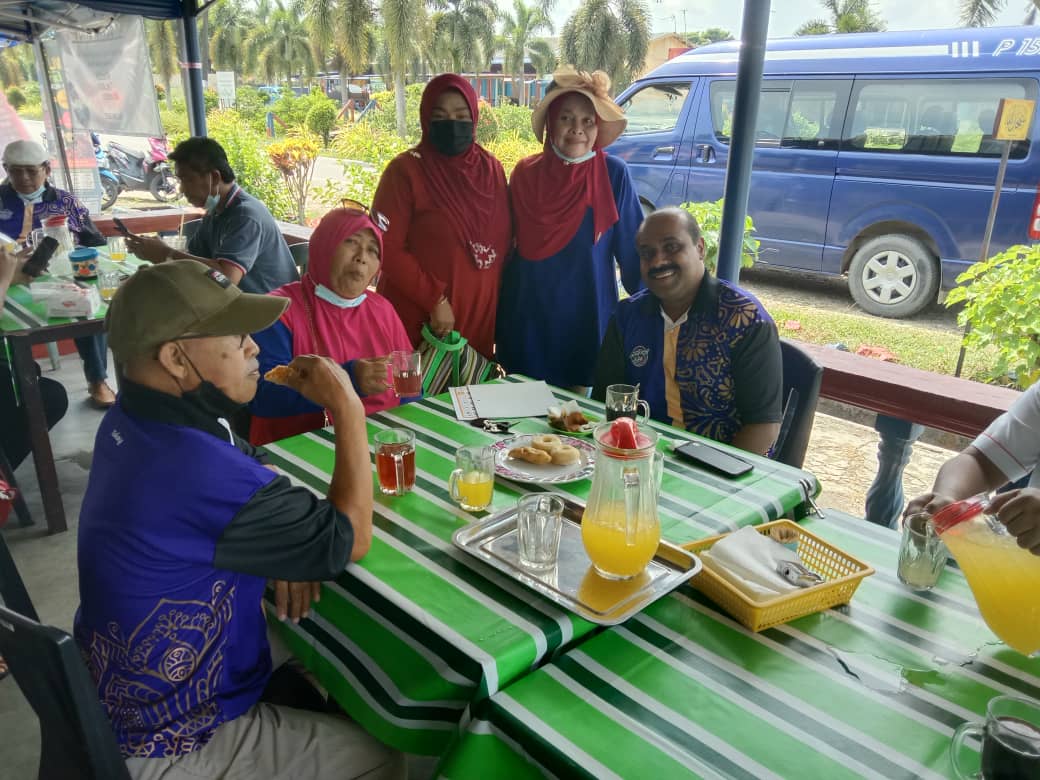 Vidyananthan's tweet photo. Ngeteh Di Felda Bukit Tongkat. https://t.co/gKkgz4Frdi
