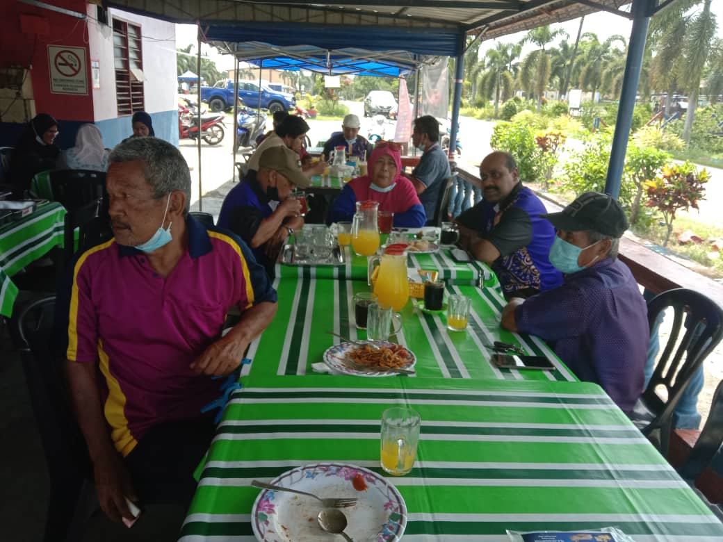 Ngeteh Di Felda Bukit Tongkat.