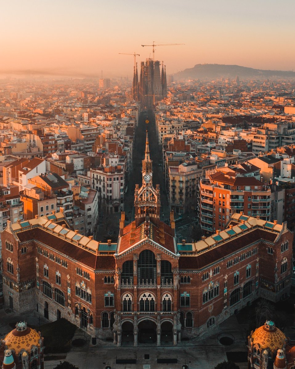 efemarq's tweet photo. Anem, doncs, a la segona pregunta: perquè l'#Avinguda de Gaudí talla les illes de l'#Eixample? I té el propi #Domènech alguna cosa a veure amb l'avinguda? Doncs la resposta és no. No només no hi té res a veure sinó que ni ell ni #Gaudí ni tan sols la van arribar a veure mai feta. https://t.co/c0hGmlbYVu