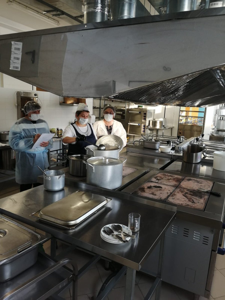 В рамках мониторинга организации и качества питания обучающихся Департаментом образования совместно со специалистами ДЭРИТ осуществлены выездные проверки с отбором проб готовых блюд и продовольственной продукции на лабораторное исследование в 5 школах и 5 дошкольных учреждениях.