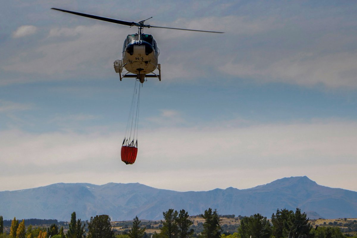 gobiernochubut's tweet photo. #Incendio | El incendio en #LagoPuelo está circunscripto y se detuvo su avance

👉🏼 Cerca de 100 personas, camiones cisternas y medios aéreos trabajan para controlar el incendio registrado el pasado jueves

🔗 https://t.co/PeKw4ae9MA

#UnPasoMás https://t.co/nYq33lKxVG