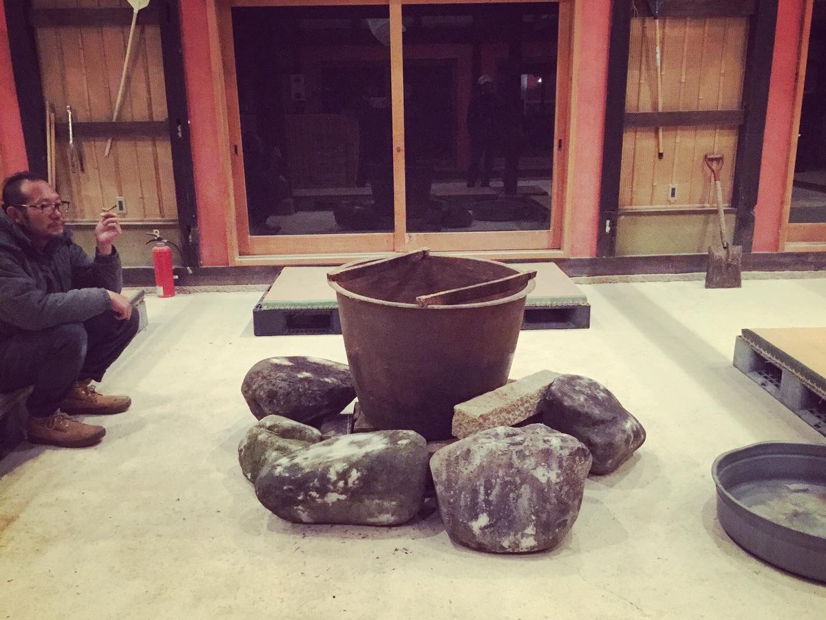 MIYAKE_YOHEI's tweet photo. 離れの茶室に囲炉裏もできた
湧き水も汲んだ
寺田もフジヤマもビオワインもメスカルもラムも揃った
看板でけて
焚き火の支度もバッチリや
あとはみんなが来てくれる事を祈る
道中くれぐれも安全運転にて
#犬式 #ローホー #conomark #赤壁邸 https://t.co/nLQXVUtB0X