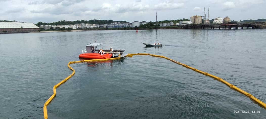 codebabahia's tweet photo. #Cedeba realizou, em dezembro, 2 simulados simultâneos de #emergênciaambiental, envolvendo derramamento de óleo no mar no #PortoDeAratu e #PortoDeSalvador, considerando falhas em equipamentos utilizados em operações portuárias, que resultaram em vazamento no corpo hídrico. https://t.co/cX2gpfHX4U
