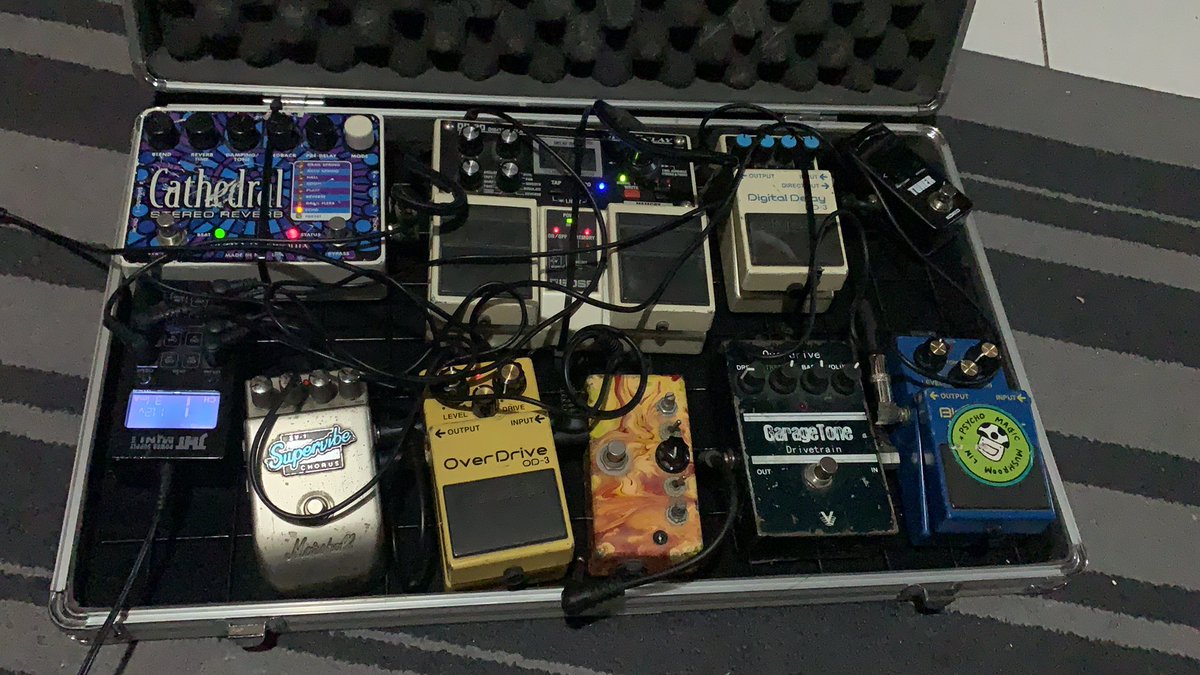 NoFeeling0617's tweet photo. my pedalboard https://t.co/rPSeZrf1L5