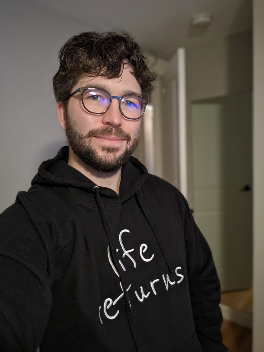 James_Tierney's tweet photo. Love the way this @niftygateway hoodie fits. #lifereturns https://t.co/cqOwKBJ7x3