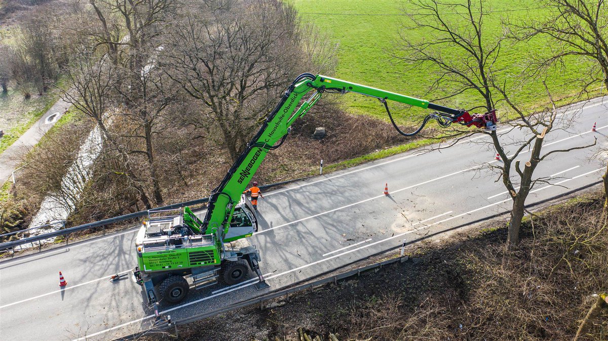 SENNEBOGEN_mk's tweet photo. #Treecare, #treefelling and #embankmentmaintenance are a major challenge, especially along country roads and highways. ⚠️ Our customer Christian Hauschulte-Oberdick has found a solution: the new #SENNEBOGEN 728 E #treecarehandler. ➡️ https://t.co/OqLT5edr3p https://t.co/7cBFS8qG9C