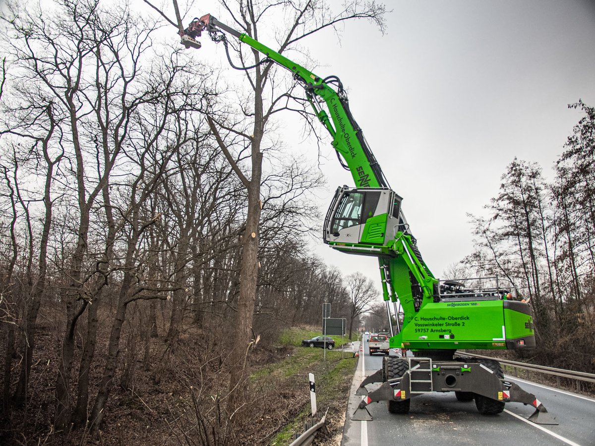 SENNEBOGEN_mk's tweet photo. #Treecare, #treefelling and #embankmentmaintenance are a major challenge, especially along country roads and highways. ⚠️ Our customer Christian Hauschulte-Oberdick has found a solution: the new #SENNEBOGEN 728 E #treecarehandler. ➡️ https://t.co/OqLT5edr3p https://t.co/7cBFS8qG9C