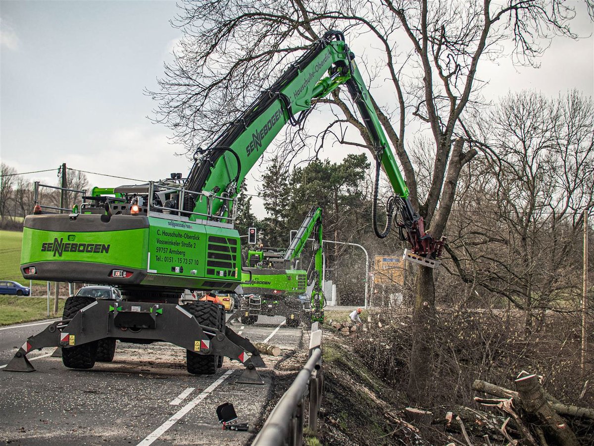 SENNEBOGEN_mk's tweet photo. #Treecare, #treefelling and #embankmentmaintenance are a major challenge, especially along country roads and highways. ⚠️ Our customer Christian Hauschulte-Oberdick has found a solution: the new #SENNEBOGEN 728 E #treecarehandler. ➡️ https://t.co/OqLT5edr3p https://t.co/7cBFS8qG9C