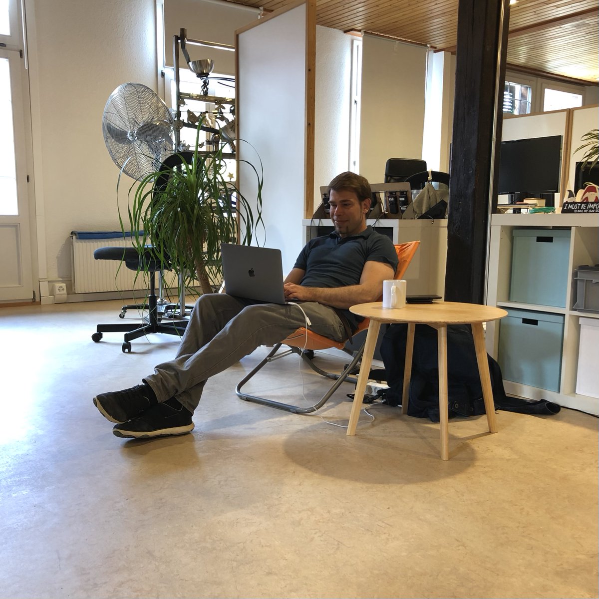 89grad (@89grad) on Twitter photo 💚 Luks Sitzecke: vom Anatomie feindlichen Pult zum perfekten Sitzwinkel
Nach Luk, Senior Frontend Developer, bei <a href="/GlowingBlue_CH/">Glowing Blue</a>, werden Pulte überbewertet. Im Gegensatz zum Nutzen eines Pults bietet ein Liegestuhl selbst nach stundenlangem Arbeiten den optimalen Sitzkomfort. 💚 Luks Sitzecke: vom Anatomie feindlichen Pult zum perfekten Sitzwinkel
Nach Luk, Senior Frontend Developer, bei <a href="/GlowingBlue_CH/">Glowing Blue</a>, werden Pulte überbewertet. Im Gegensatz zum Nutzen eines Pults bietet ein Liegestuhl selbst nach stundenlangem Arbeiten den optimalen Sitzkomfort.