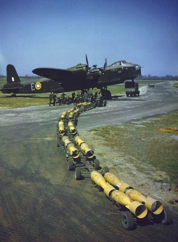 To celebrate passing the 1000 followers mark, here’s a Short Stirling being bombed up in 1941. Thanks to everyone for your interest in this sort of thing! #History #avgeeks