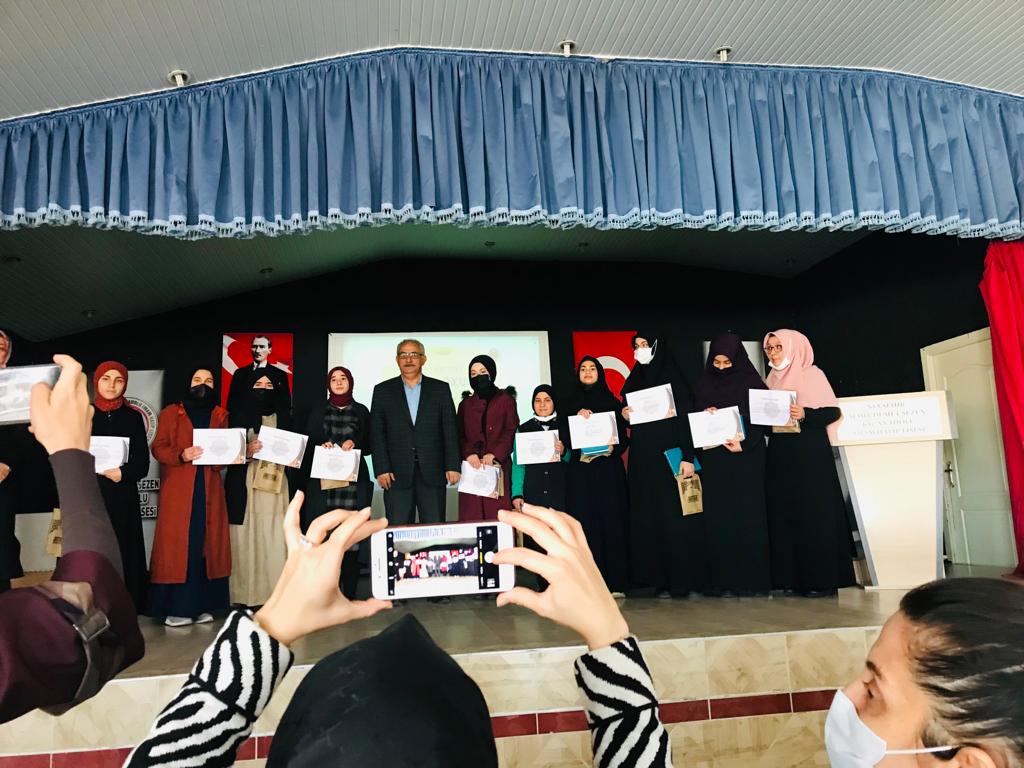 Bugün hep başarılarımız dolsun buralar... Kurani Kerimi güzel okuma yarışması il 4.sü Kader YEL... Tebrikler👏<a href="/nevsehirmem/">Nevşehir İl Millî Eğitim Müdürlüğü</a> <a href="/ACIGOLMEM/">Nevşehir-Acıgöl İlçe Milli Eğitim Müdürlüğü</a> <a href="/semihkirim/">Semih Kırım</a>