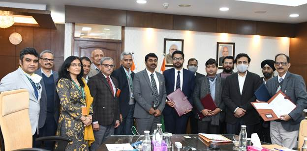 ANI's tweet photo. DRDO hands over the technology of extreme cold weather clothing system (ECWCS) to 5 Indian companies. 3-layered ECWCS provides thermal insulation between +15° to -50°C. ECWS is required by the Indian Army for sustained operations in glacier &amp; Himalayan peaks: Ministry of Defence https://t.co/rH9f0fZKQw