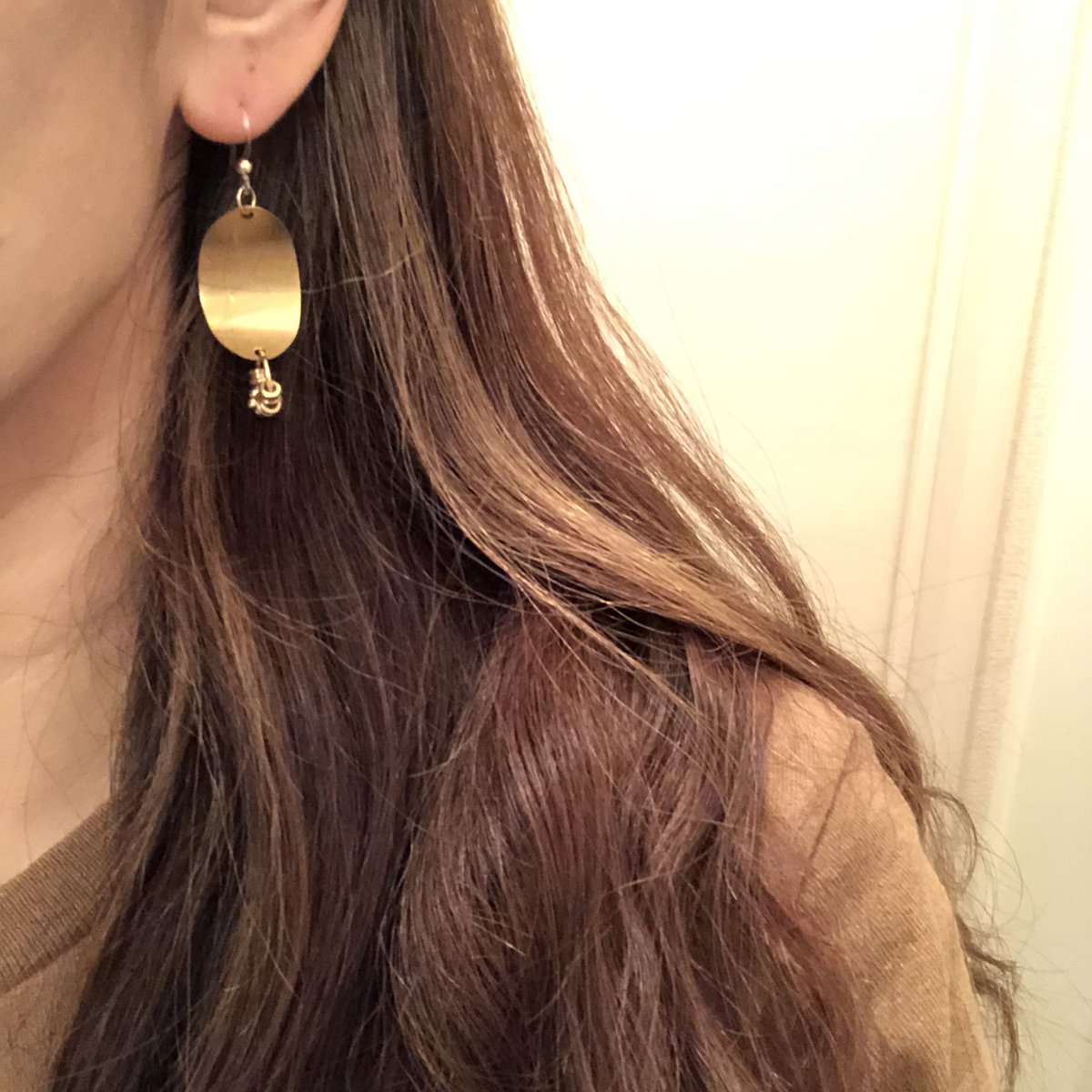 funifan's tweet photo. #Manatto #マナット のピアス、ポストに届いてた〜♡
ありがとう、まなんちゃん♡
いろんなシーンに合わせられやすい気がします!
とにかく寒いので #花とギター のマフラーの上に寝かせてみました。
ニコルズアイランド風🐖🌳 https://t.co/eLNxn85eiC