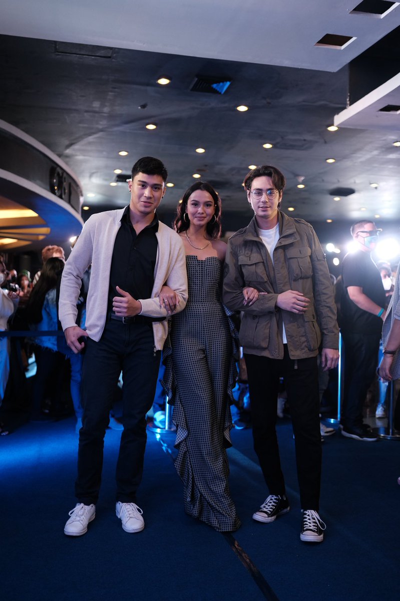 kumuPH's tweet photo. The visual squad! Our eyes are blessed. Missing you Kao! 

#LAFSBlueCarpet
#LAFSonkumu
#LoveAtFirstStream https://t.co/ezwJ6HqqJC