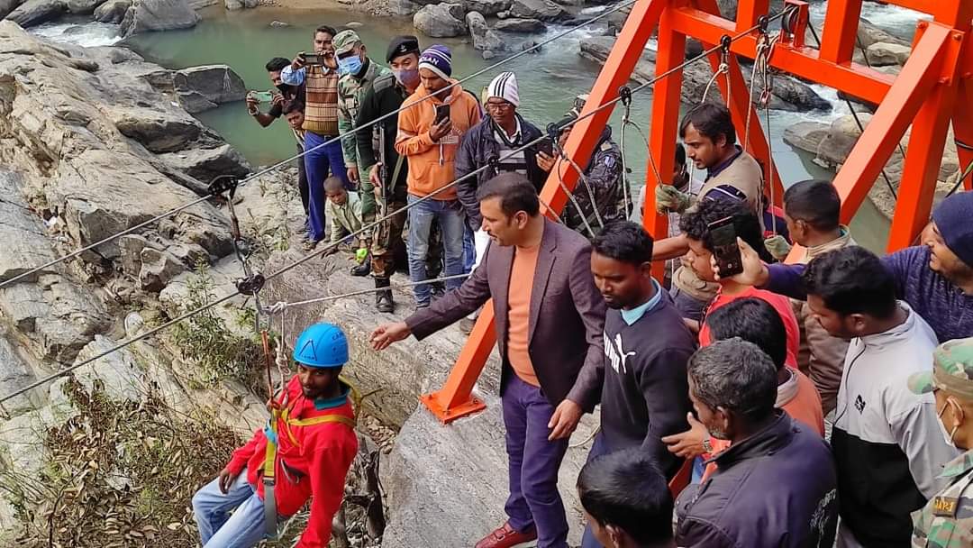 THNDRnews's tweet photo. रांची : सिल्ली विधायक सुदेश महतो के द्वारा जोन्हा जल-प्रपात में नव निर्मित जीप लाइन का उद्घाटन किया गया। https://t.co/g6wMc2P2Ly