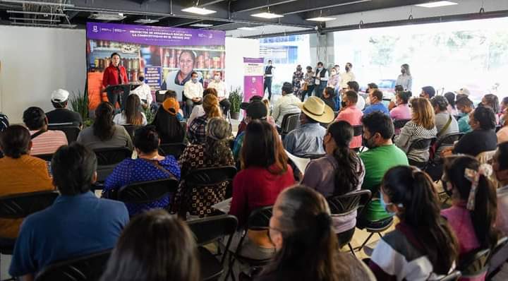 SDEyT_Morelos's tweet photo. 📄 #Boletín | Coadyuva SDEyT con  apoyos económicos a hombres y mujeres con jefatura de familia 🏠

✅ Entregan 30 mil pesos a 128 proyectos productivos de nueva creación

Leer más 👉🏻https://t.co/iHi078TxnP https://t.co/aEgrGlTSWA