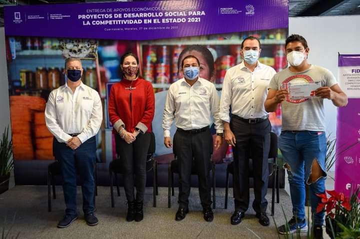 SDEyT_Morelos's tweet photo. 📄 #Boletín | Coadyuva SDEyT con  apoyos económicos a hombres y mujeres con jefatura de familia 🏠

✅ Entregan 30 mil pesos a 128 proyectos productivos de nueva creación

Leer más 👉🏻https://t.co/iHi078TxnP https://t.co/aEgrGlTSWA