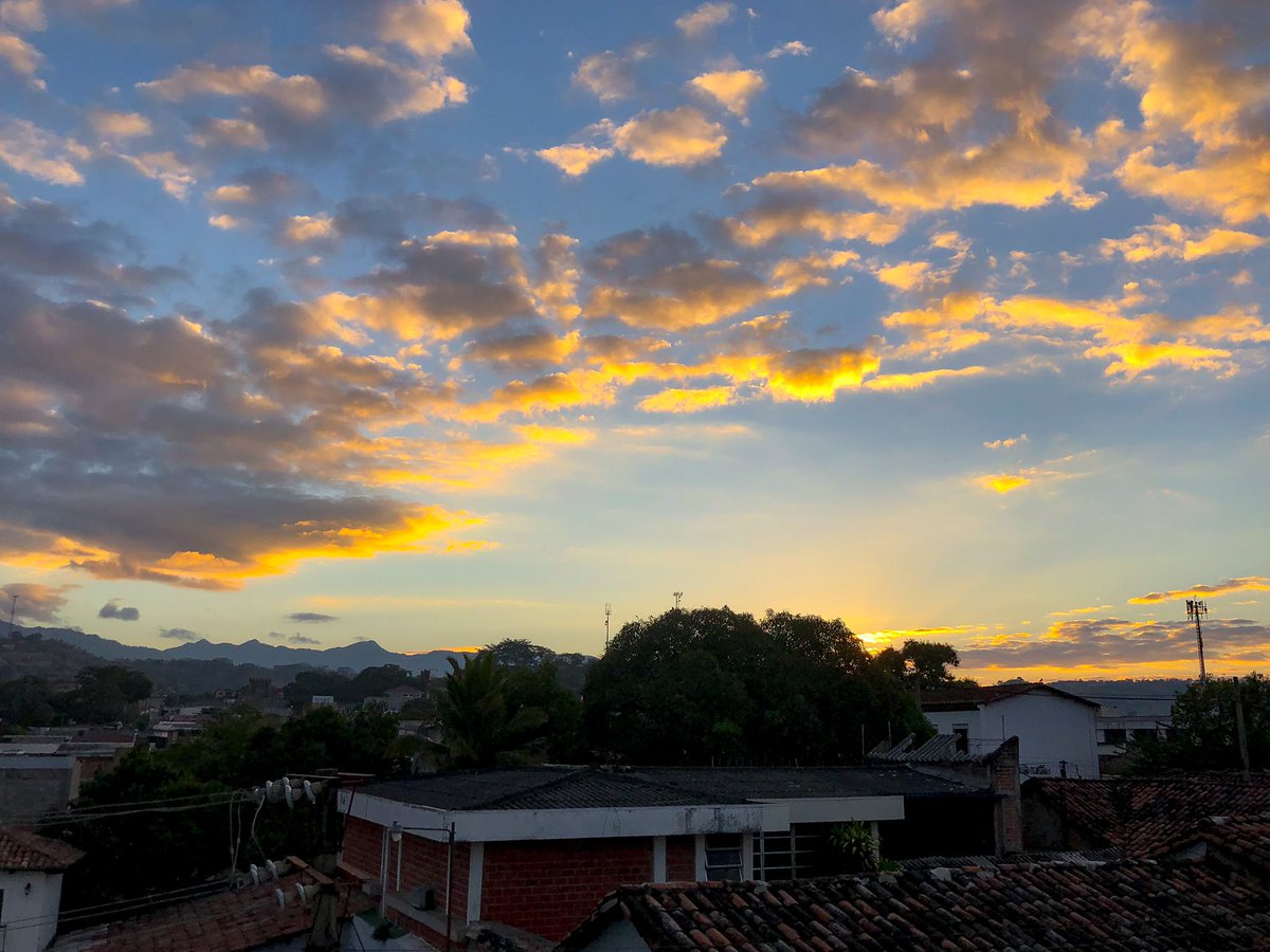 RealFm981's tweet photo. El Señor renueva nuestras fuerzas con los primeros rayos del sol. ¡Buenos días! ☀️ #amanecer #tudíareal 

Fotografía @jonaechavezsv https://t.co/406BsaXfCj