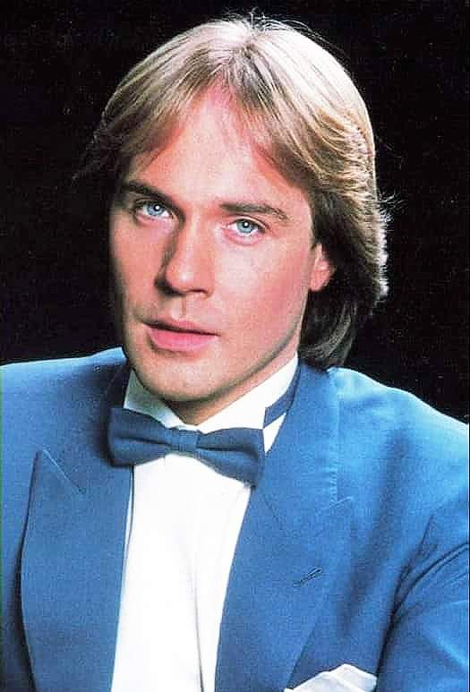 Happy birthday RICHARD CLAYDERMAN!
(December 28, 1953) 